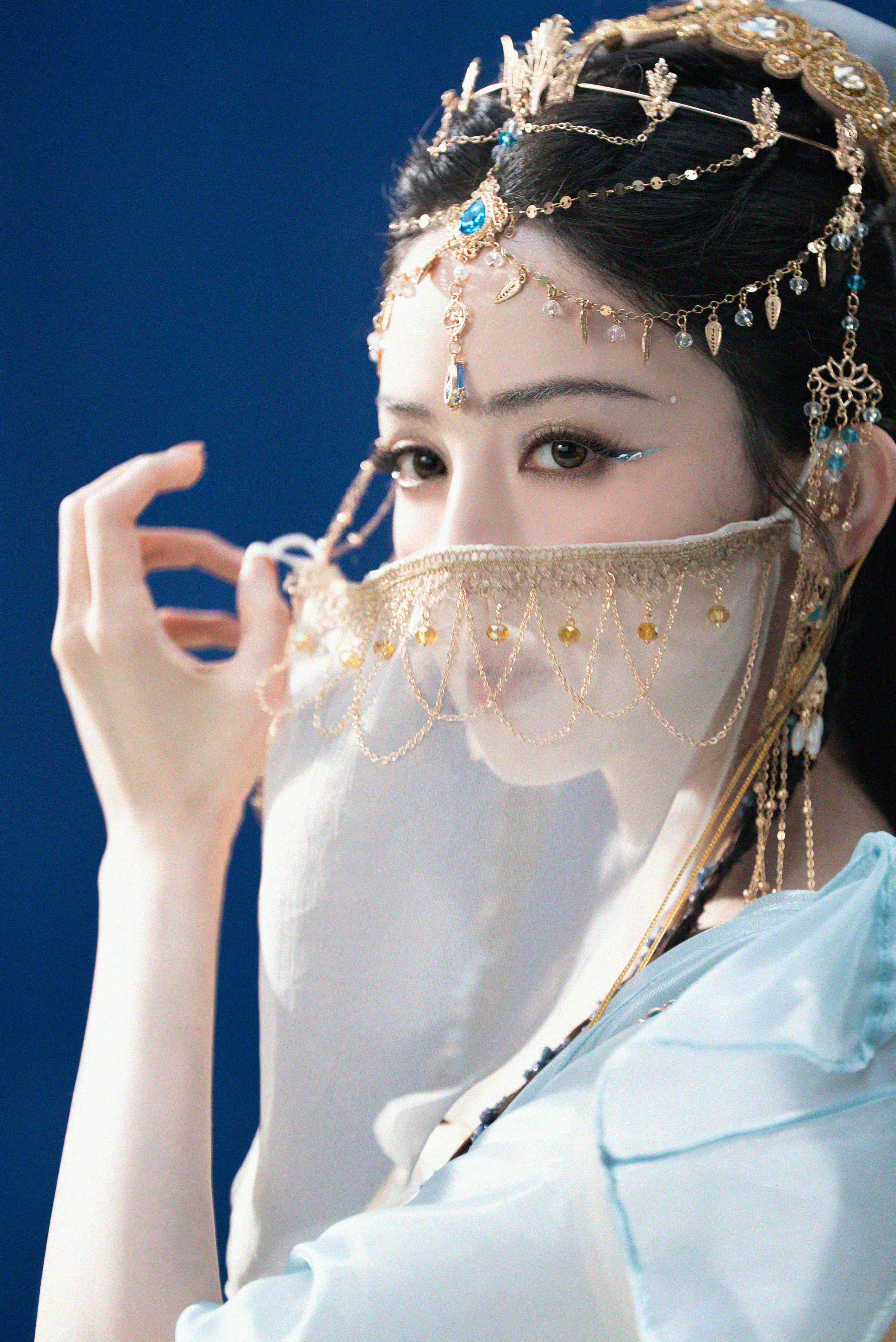 古力娜扎，摘面纱好看？戴面纱好看？