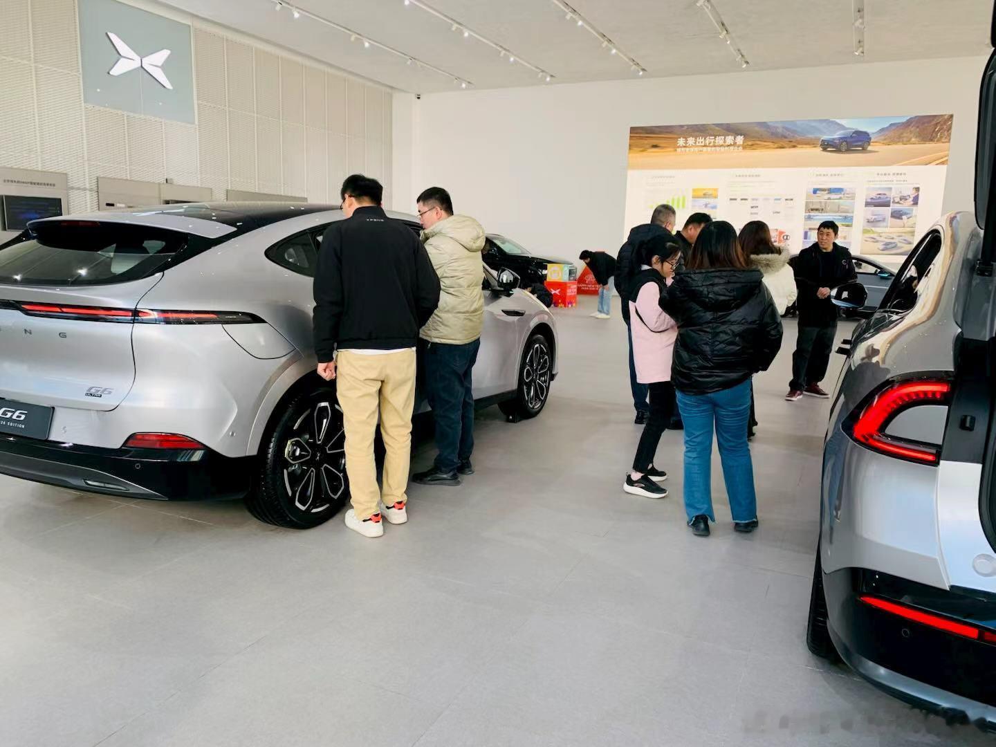 小鹏G7超级增程上市以来市场反响热烈，销量已接近全车型的七成，成为销售主力。小鹏