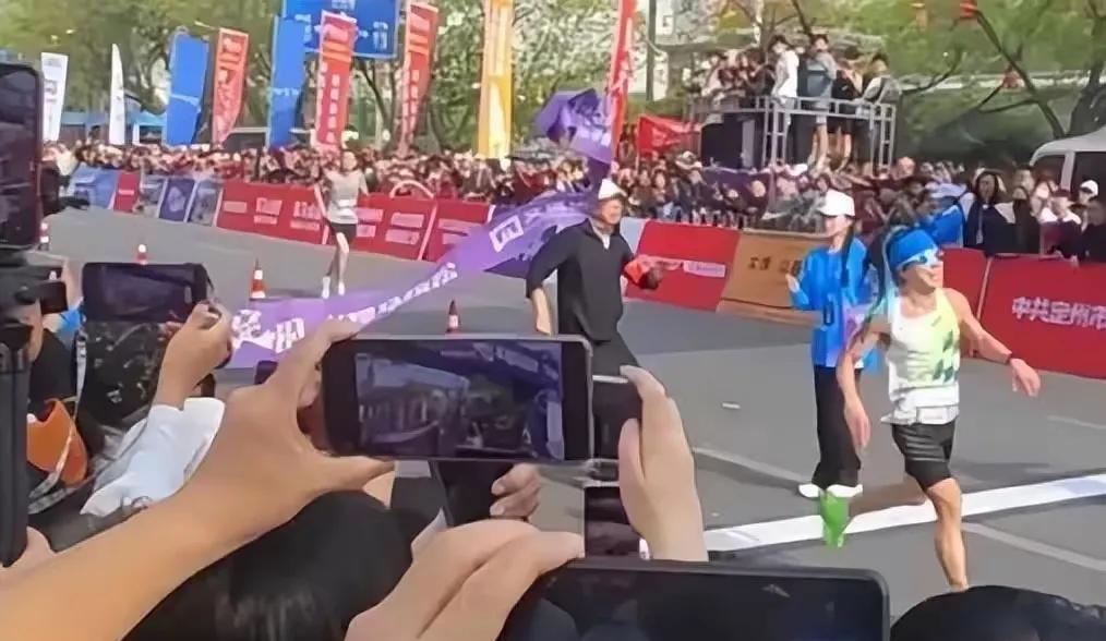 最近，河北定州半程马拉松赛场上闹了个大乌龙！有个叫“柳树”的男网红跑者，顶着一头