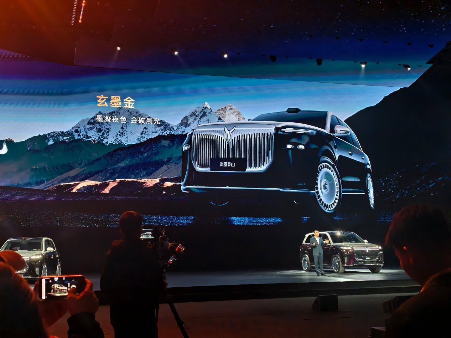 岚图泰山的8种外观颜色，都选自自然环境中的颜色，而且这个外观设计还在今年的MUS