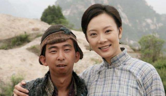 2022年，坐拥10亿身家的41岁导演巨兴茂和妻子大婚，让人十分不解的是妻子貌美