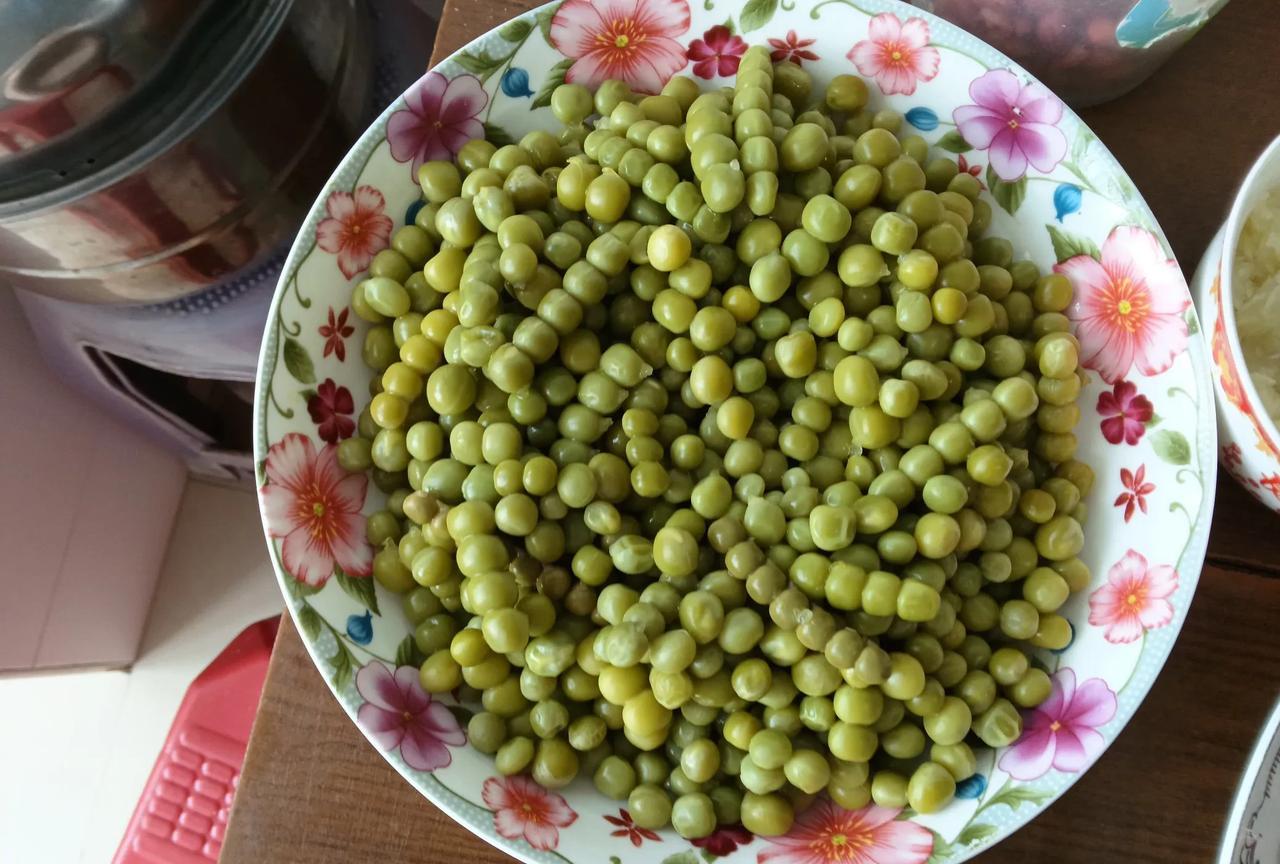 月子仇（一O六）翠翠臊得满脸通红，穿上鞋就往外走，没有人拦她。她迈出腿就后悔