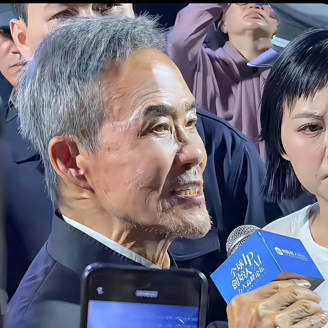 胡子拉碴的王石现身活动，这反差确实够绝！以前他在商界，那形象叫一个干练，妥妥的运