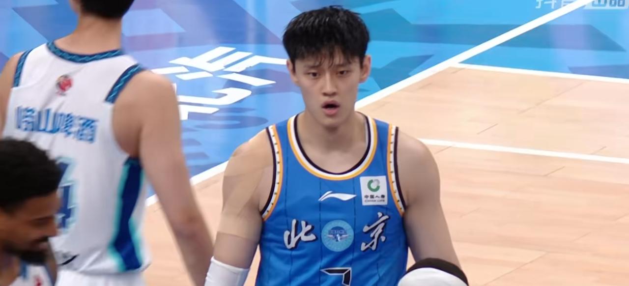 2月1日晚这场球赛太惊艳了！青岛队那15个三分球投得，简直像下起了“3分雨”。比