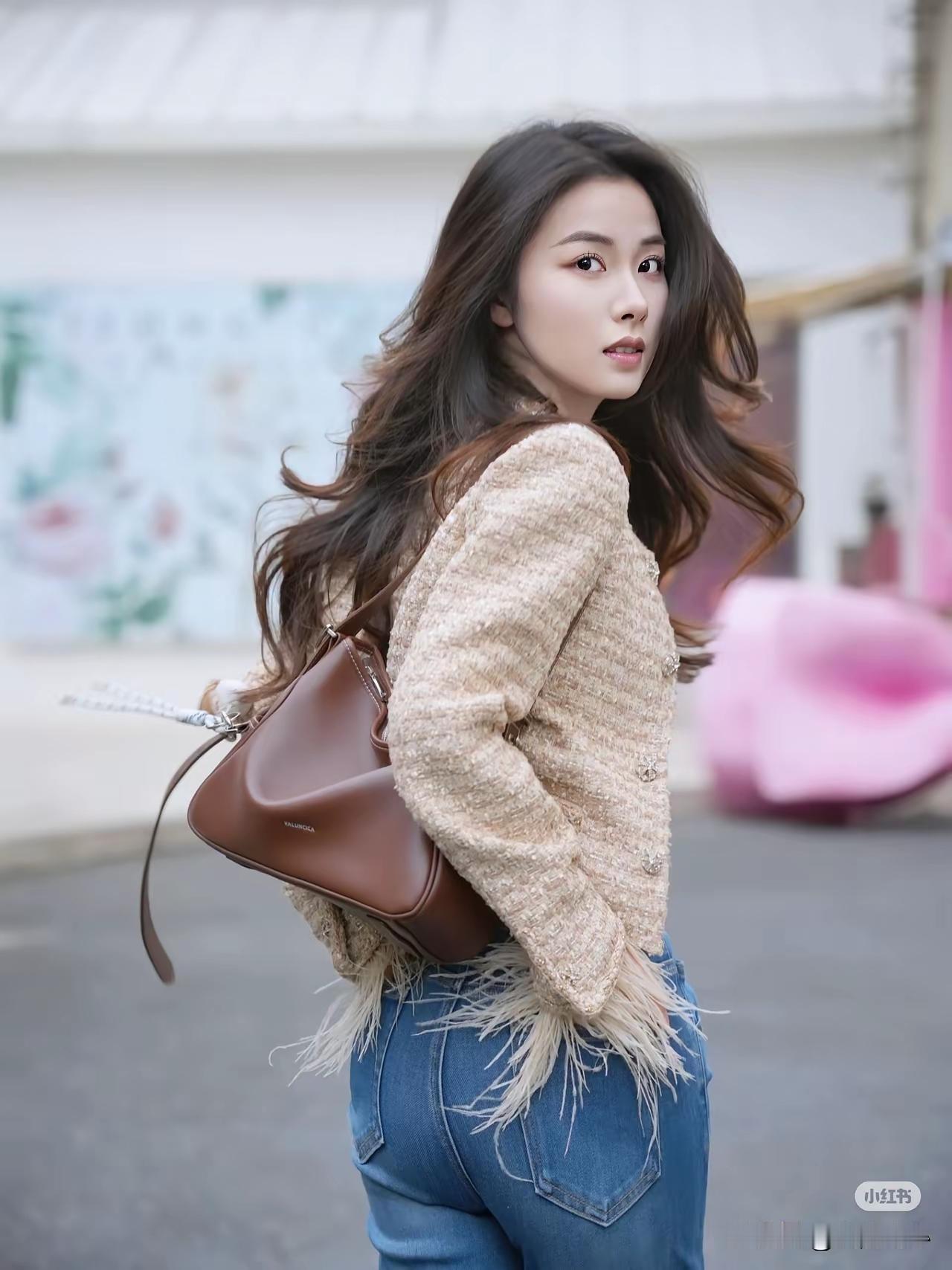 风华正茂时，轻裘缓带行。