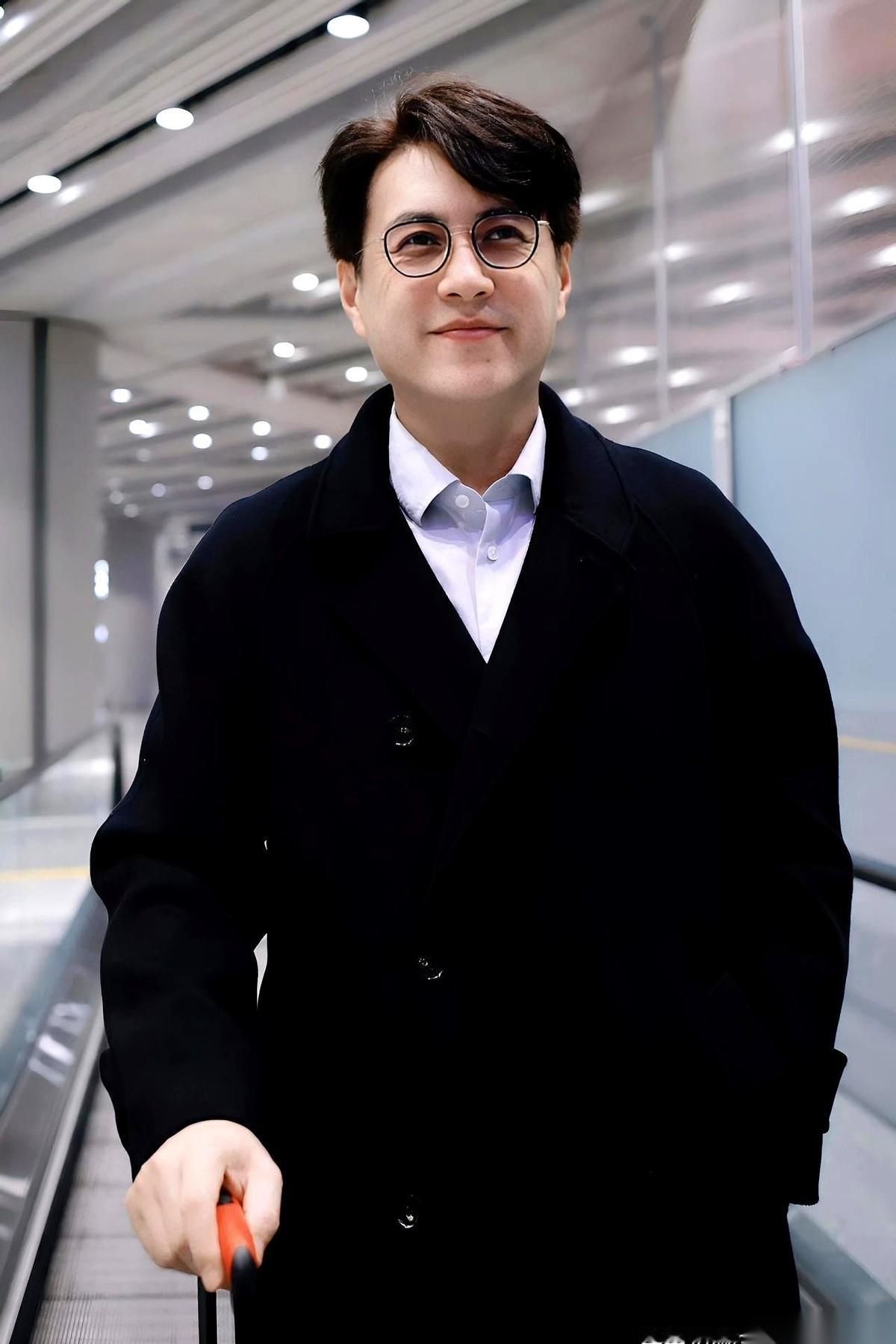 很多人都在问靳东怎么不拍戏了。我说句扎心的大实话,他可能已经被自己的“精英人设