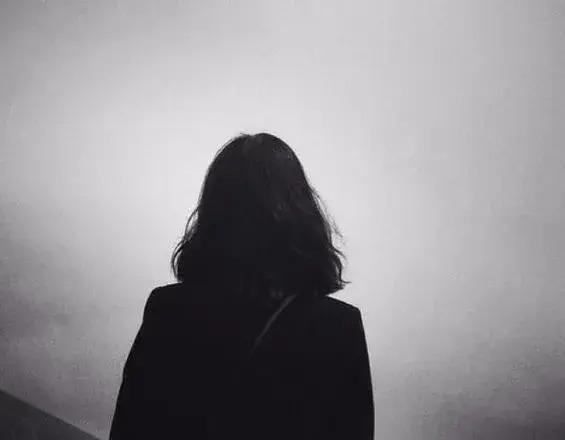 我有个堂姐，她老公被一个女人追了4年，天天嘘寒问暖的，最后她俩离了，人家俩人立马