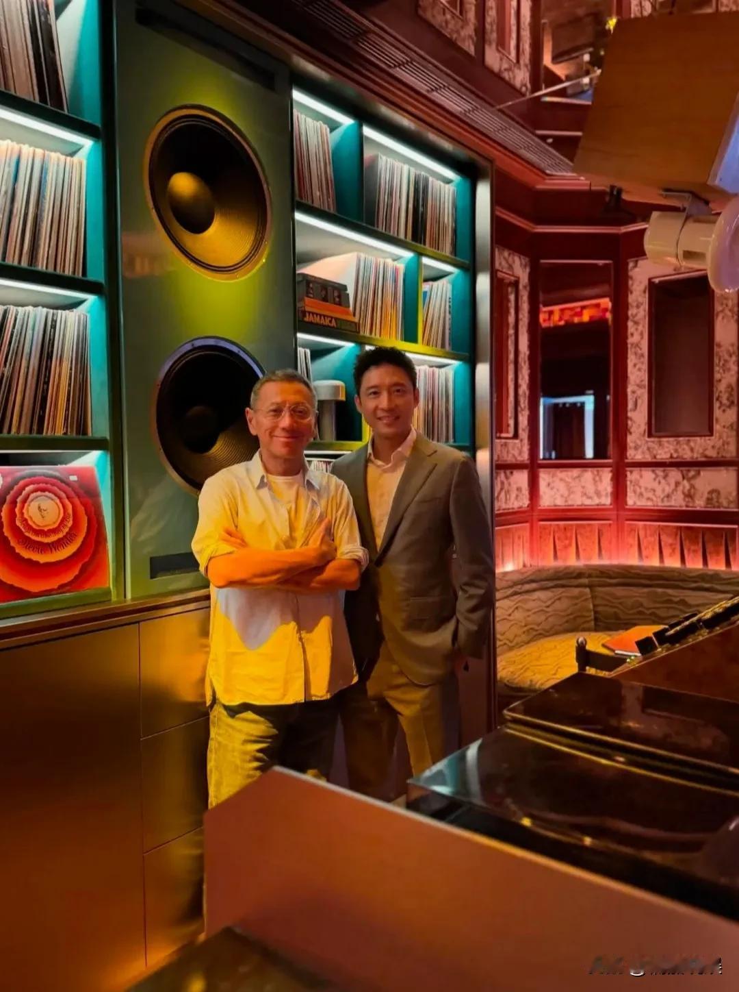 英皇总裁杨受成的长子杨其龙，晒与霍家二公子霍启山的合照，不得不夸一句，娜然好眼光