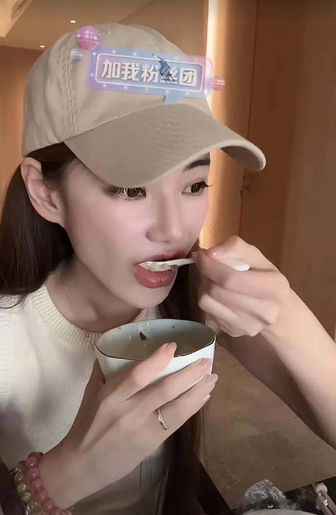 马筱梅今天下午又开始直播了。直播间直接吃晚饭，说今天晚上要到婆婆家吃饭，但是婆婆