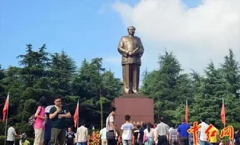 和一位刚从韶山毛主席铜像广场回来的朋友聊天：我问他，每天上万人川流不息，怎么就没