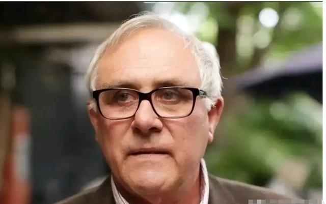 澳大利亚老牌外交官汉姆发表了一编文章，振动了澳大利亚，文章写道，中国不怕美国，早