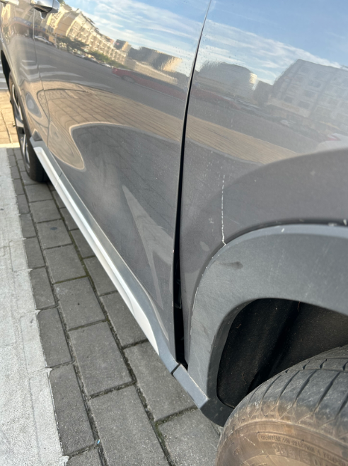 今天突然发现副驾驶车门开一半开不了，有阻力，然后就不敢继续开了，然后一看车门下面