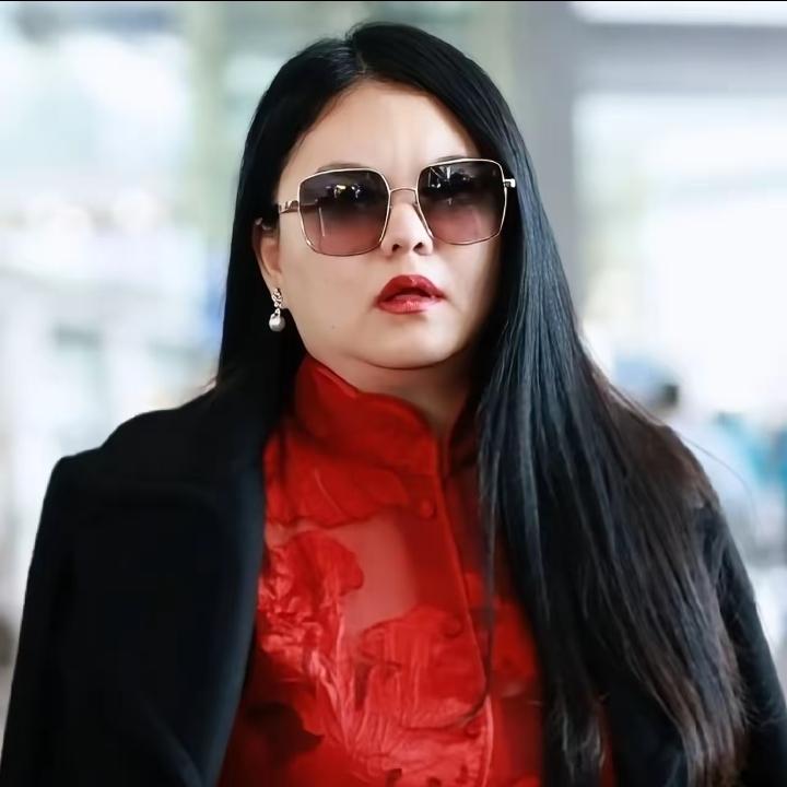 终于知道真相了据知情人士透露，李湘账号遭全网禁关注，背后原因指向她利用画展