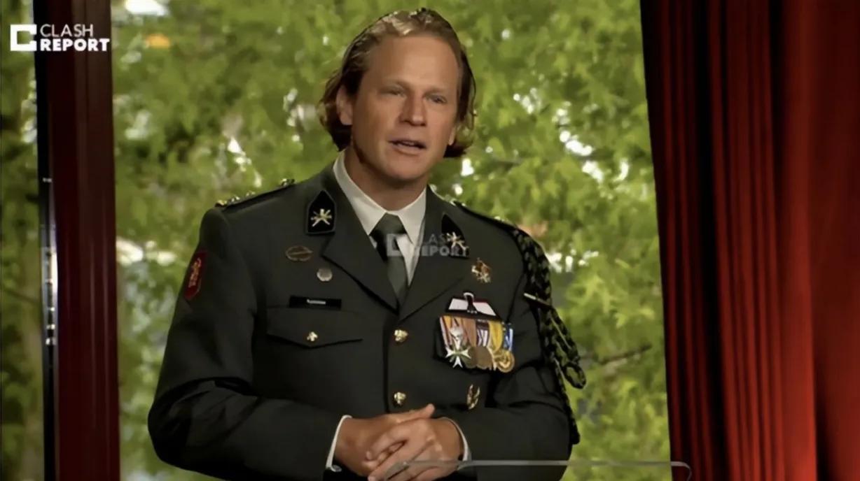 即将离任的荷兰国防部国务秘书海斯·蒂因曼就欧洲减少对美国军事依赖程度的问题，拿欧