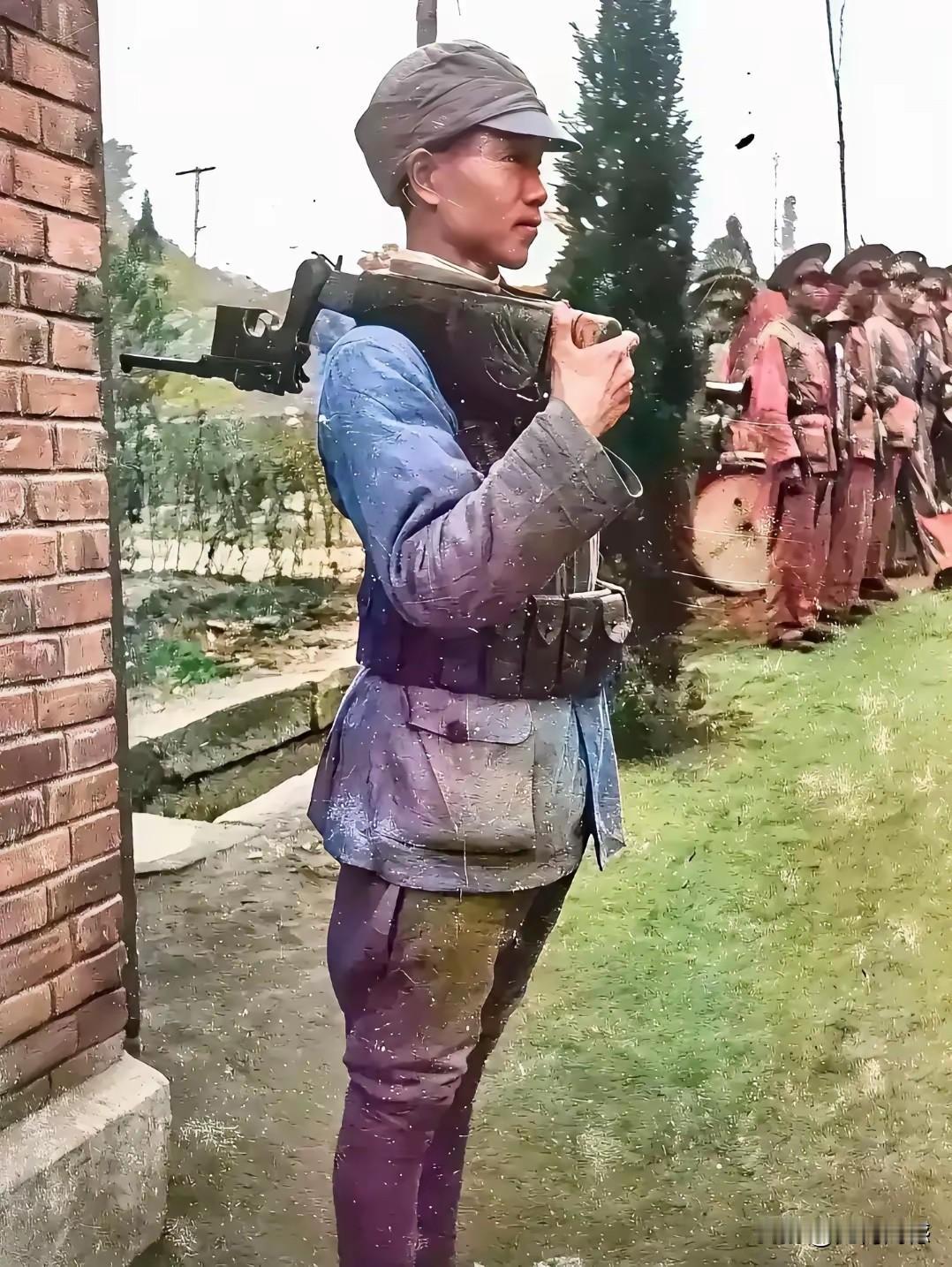 画面中的这个小战士，身材特别的挺拔，站姿势特别的端正，看起来非常的精神，非常的帅