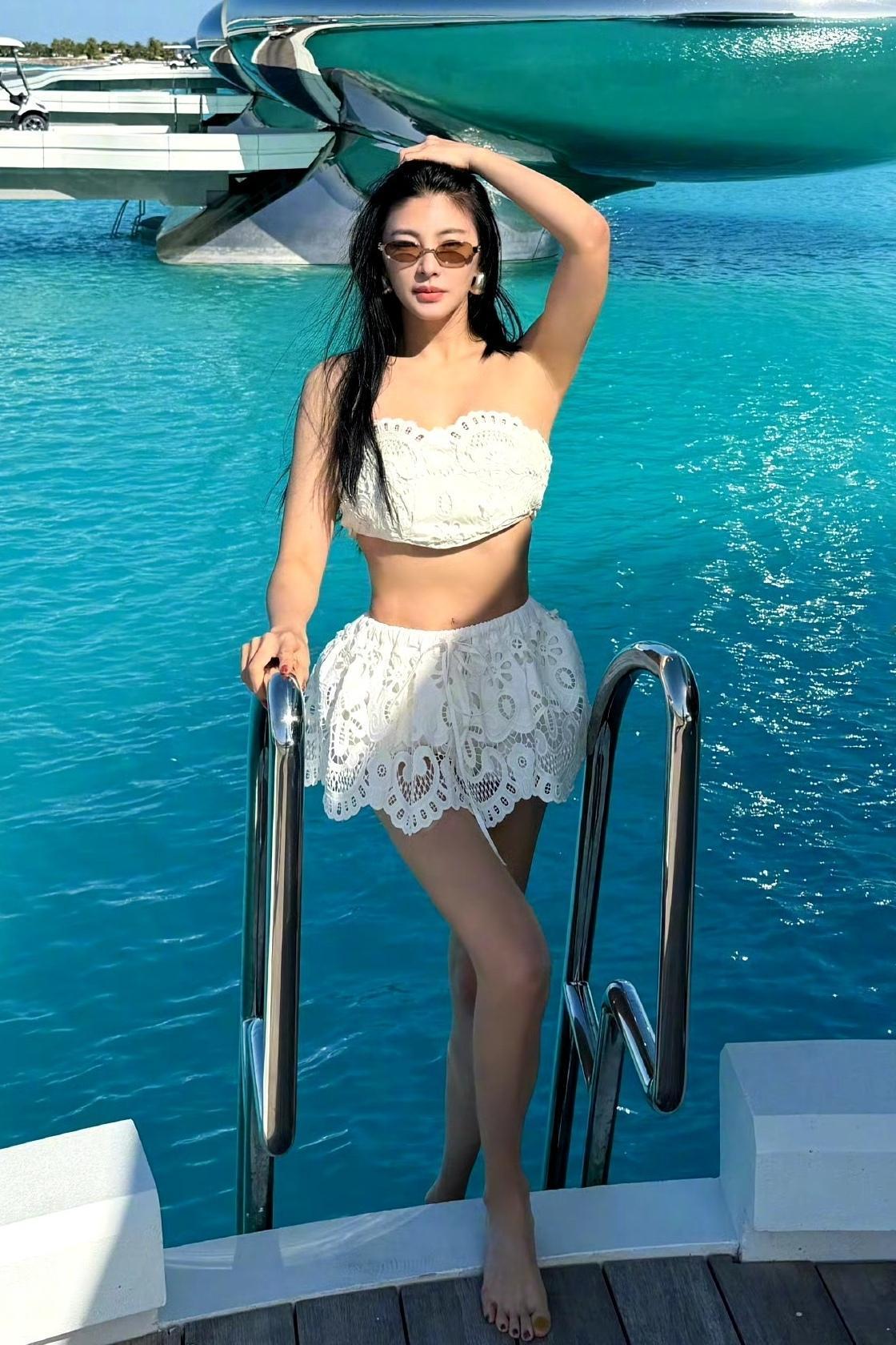 张雨绮海边写真太惊艳！白蕾丝造型美出新高，风情万种！谁能拒绝张雨绮的海边氛围