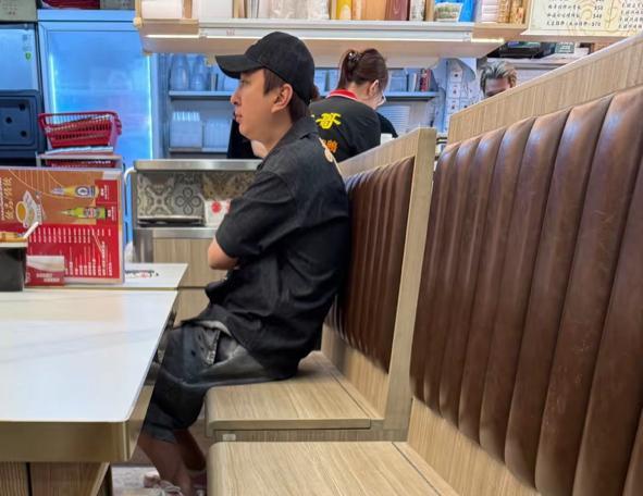 王思聪的女伴不见了，懒懒也没陪在身边，他一个人坐着好落寞……不知道王思聪的人生