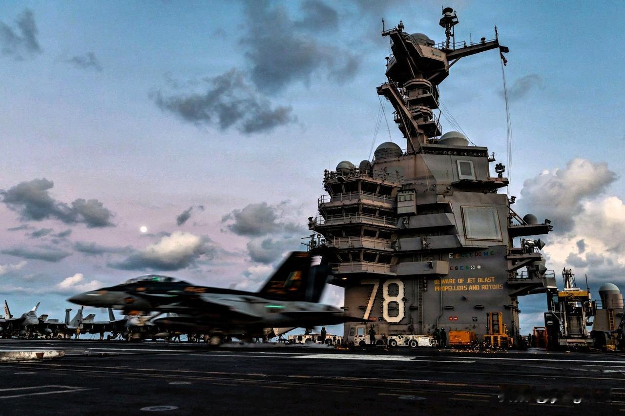 这张由美国海军提供的照片显示，一架隶属于第213战斗攻击机中队的F/A-18F“