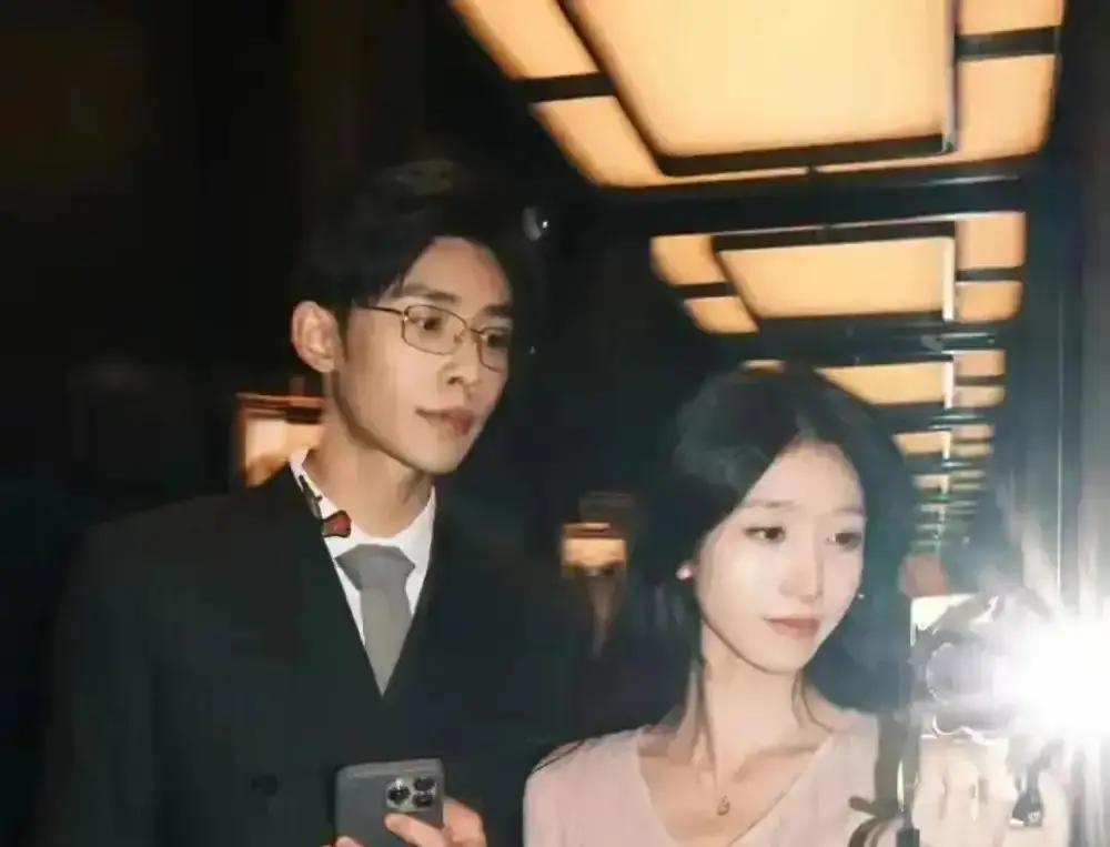 他们不是为片酬吵架，是为生存哲学打架。王格格降薪40%签进大厂那年，申浩男