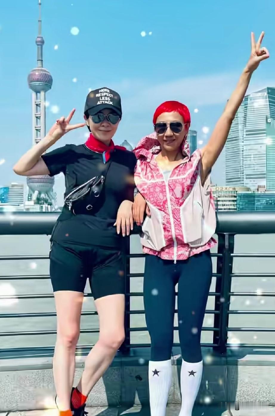 刘嘉玲弟媳妇的这个红头发，真的够耀眼的。刘嘉玲的弟媳Laura。性格张扬洒