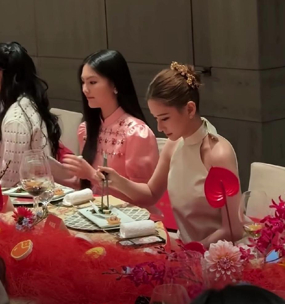 李湘女儿参加晚宴，宴会上大多是年长她很多的人，但是她坐在这一群人，很难让人相信她