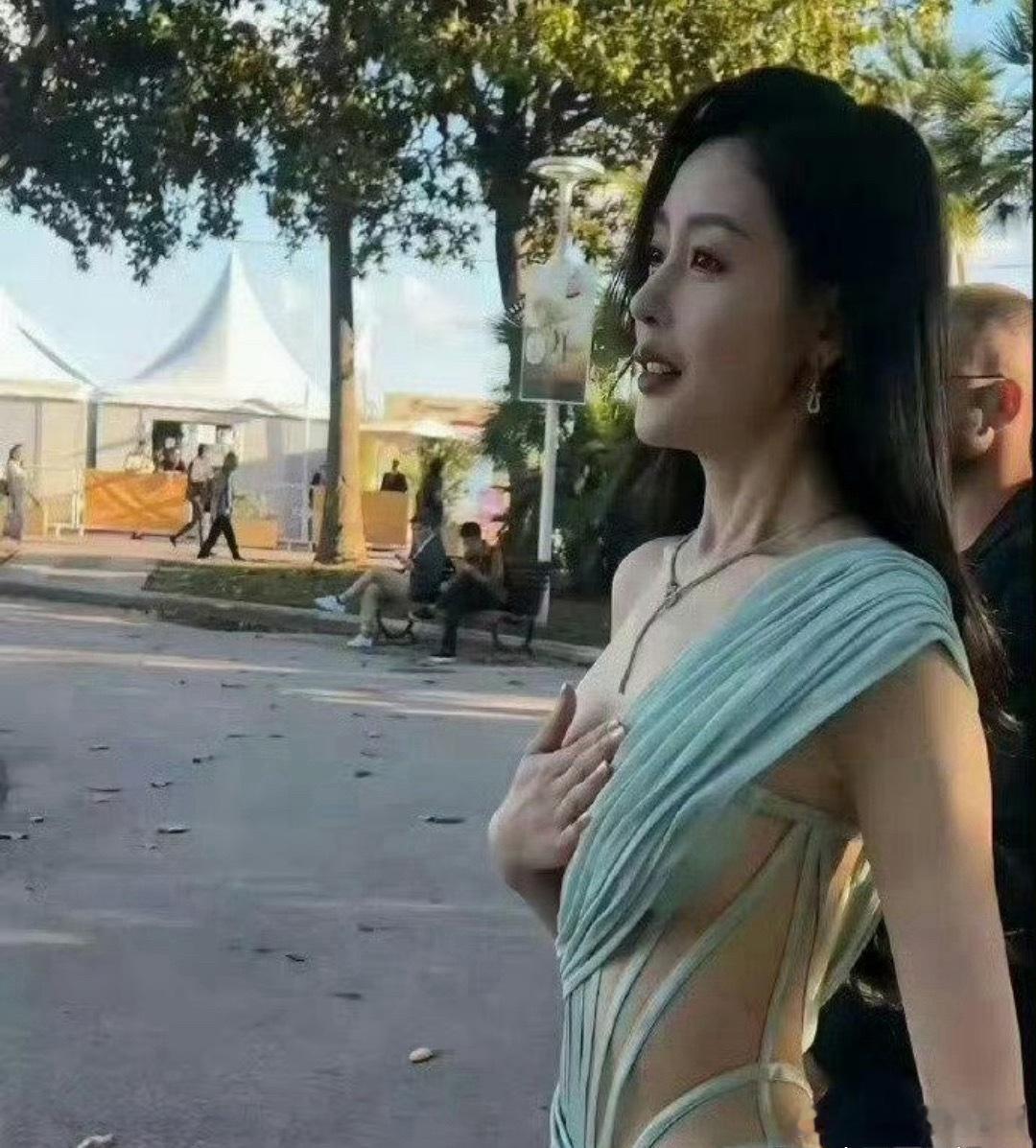 这件衣服有一点赘肉都驾驭不了，张天爱瘦成这样都一直在吸腹
