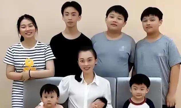 她嫁给了一个北京大学的高材生，就给丈夫使劲生孩子，连续要了7个孩子，还说自己的丈