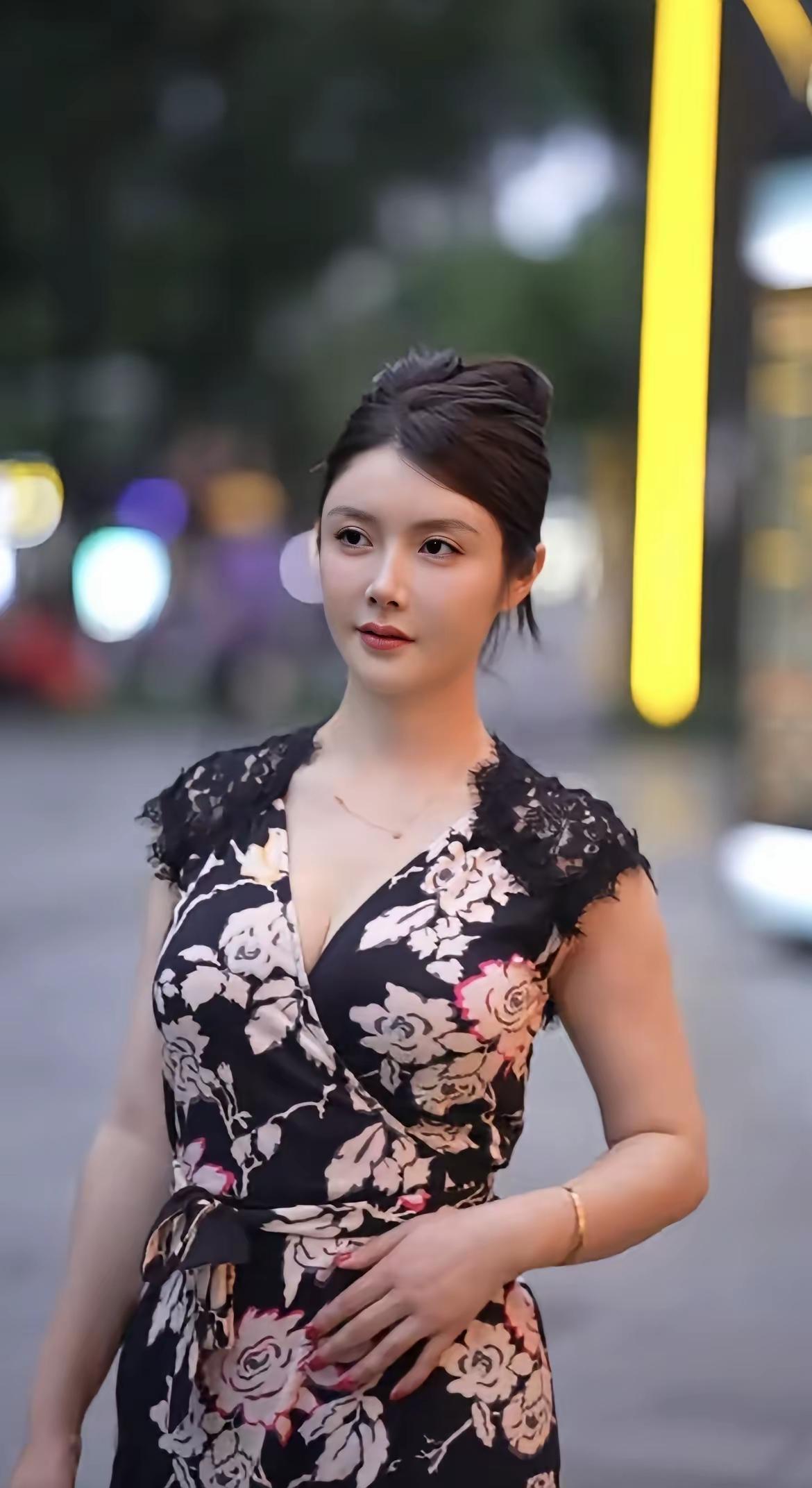 长发垂腰，五官精致，笑容温暖，气质高雅如兰。