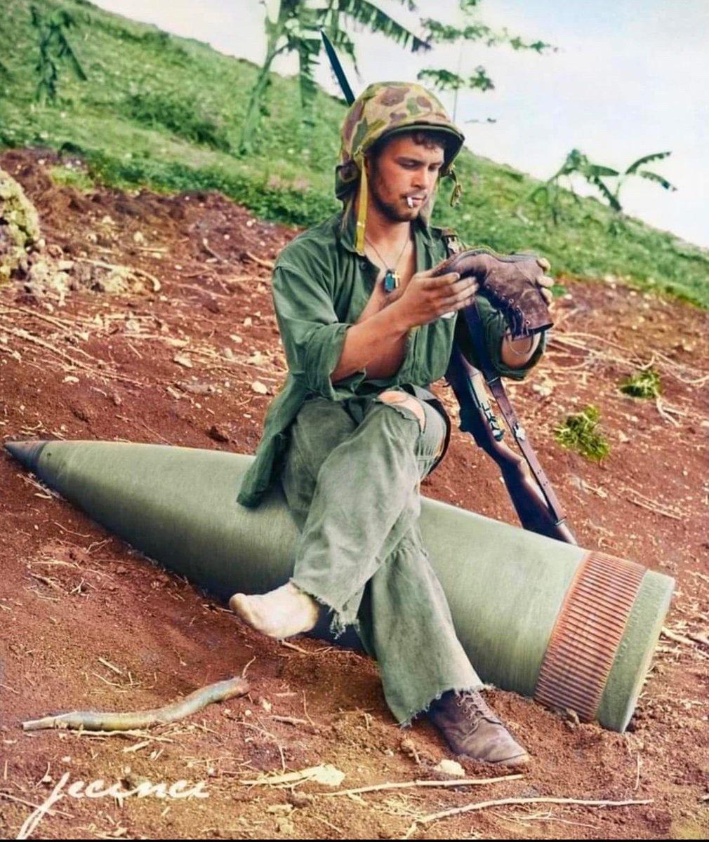1944年夏天，在塞班岛，海军陆战队二等兵雷蒙德·休伯特在经历了数日残酷战斗后，