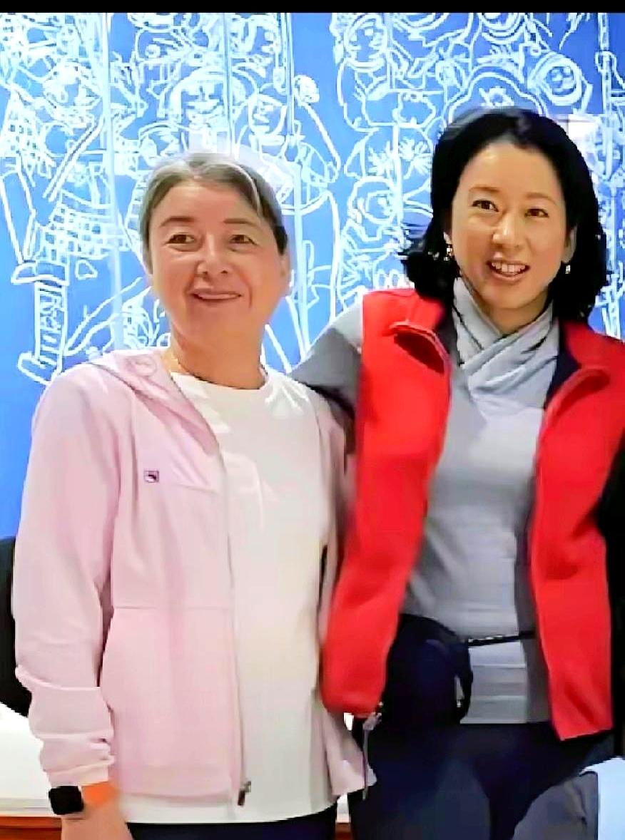 当郭晶晶的婆婆朱玲玲与郭晶晶妈妈同框时，很多人会愣一下：容貌相差不多，命运却相隔