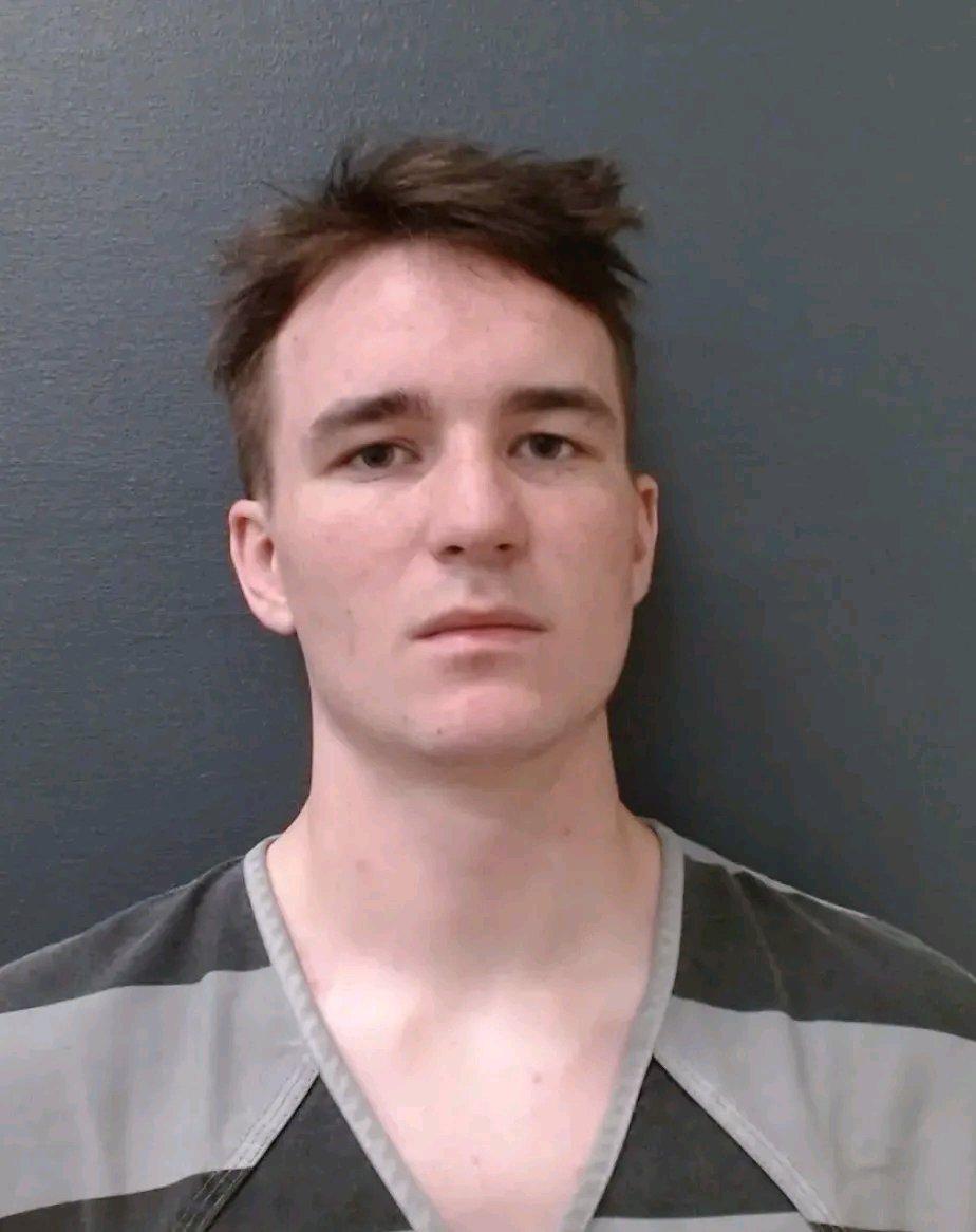 美媒11月22日报道，美国得州两名男子的疯狂计划简直令人发指。21岁的加文·里弗