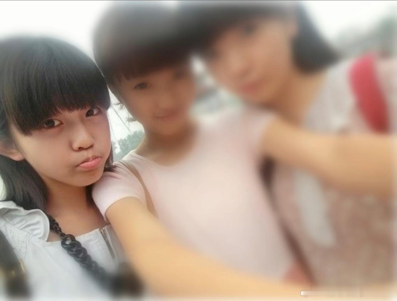 18岁的司晓迪，简直是个土味十足丑小鸭，就是一个js小妹。你除了会在网上蹭明星的