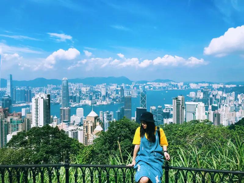 国庆长假期间，关于两地旅游体验的讨论再次引发关注。有香港网民抱怨假期大量游客涌入
