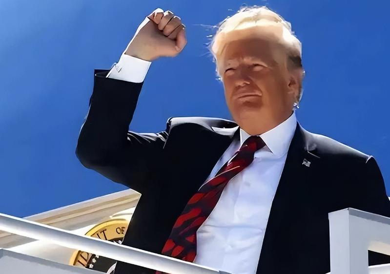 动手了！沙特突然不宣而战，几十架战机扑向也门狂轰滥炸。特朗普在白宫笑出了声，伊朗
