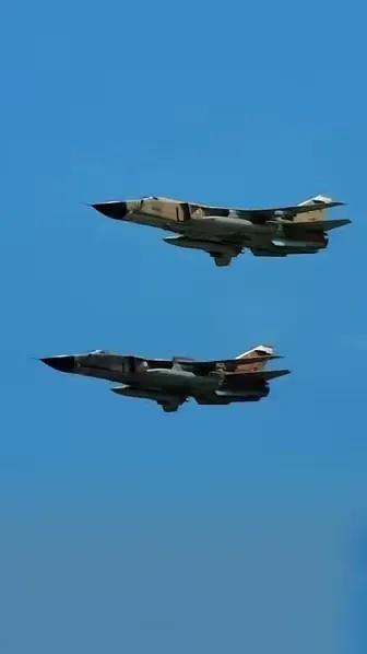 这哪里是空袭，分明是以命铸威慑。伊朗空军2架苏‑24战斗轰炸机，对卡塔尔境内