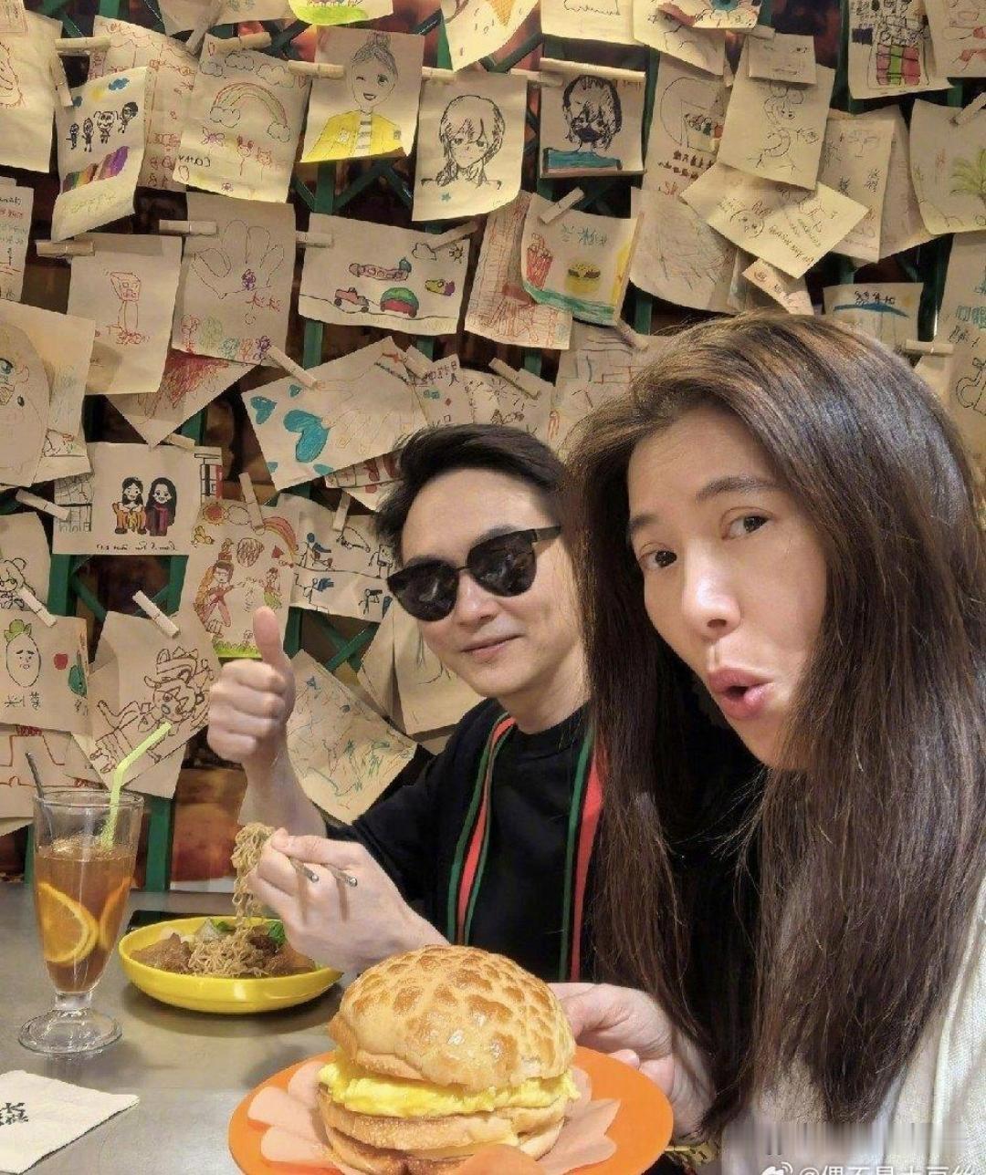 55岁袁咏仪素颜捧汉堡和老公吃饭，一头浓发蓬松到抢镜，网友：这发量能不能分我一半
