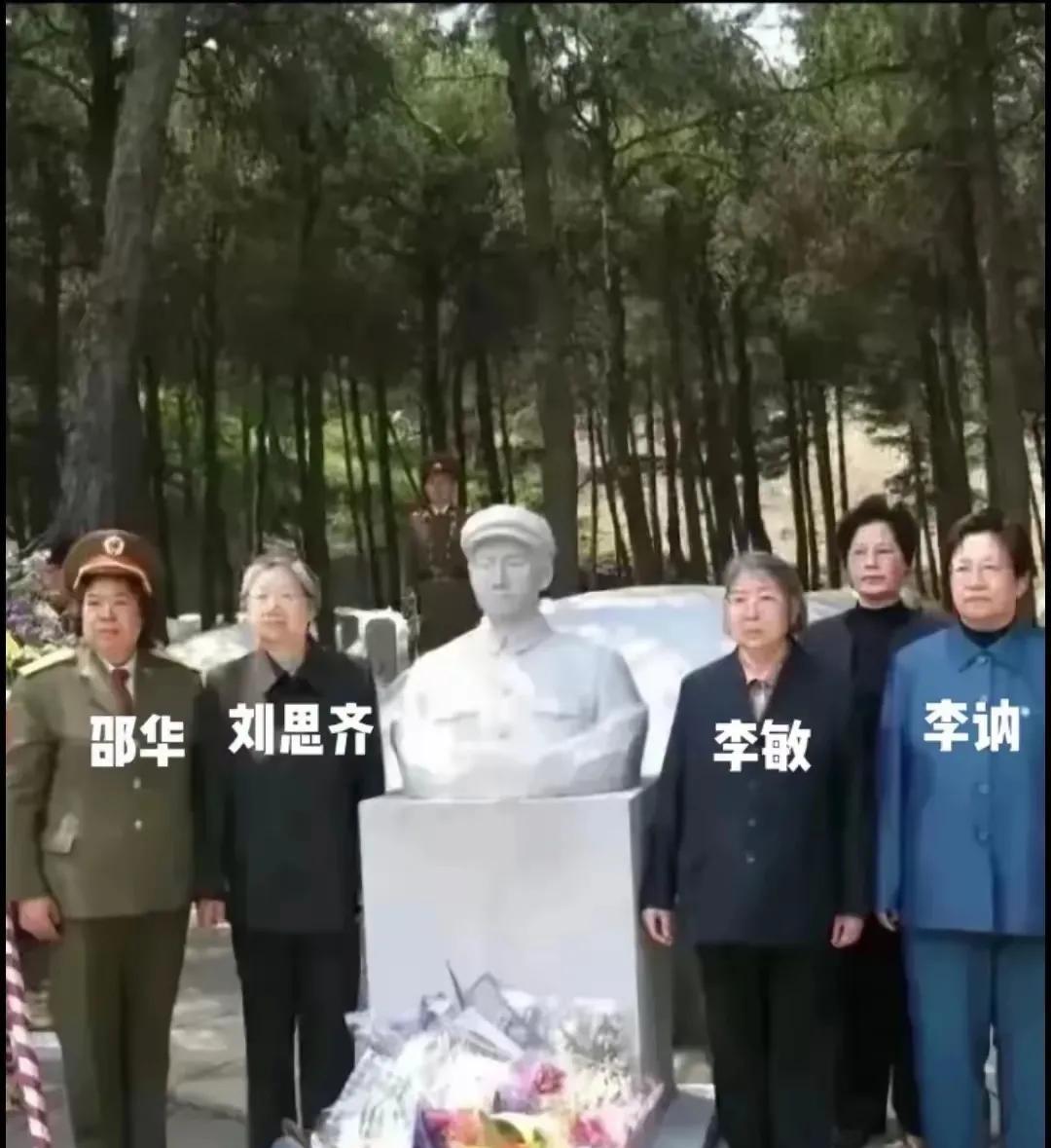 2006年，毛主席两个女儿和两双儿媳妇，入朝祭拜毛岸英。这应该是毛家后人聚的最