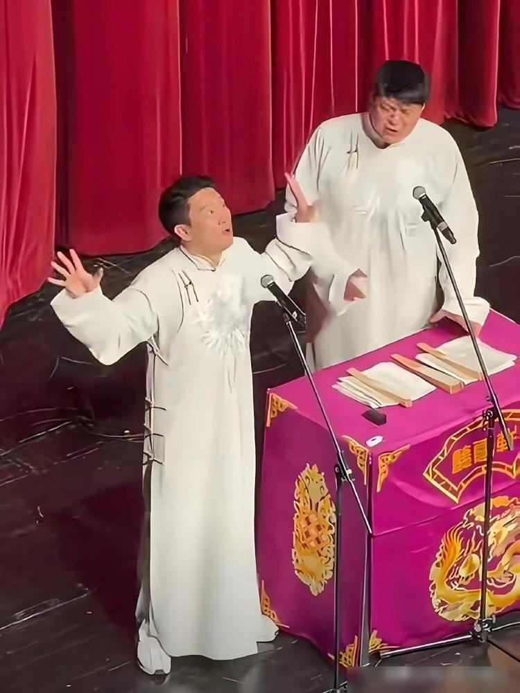 曹云金代表德云社？近日，曹云金南昌商演台上话筒失灵，紧急救场致歉，“实在不好意思