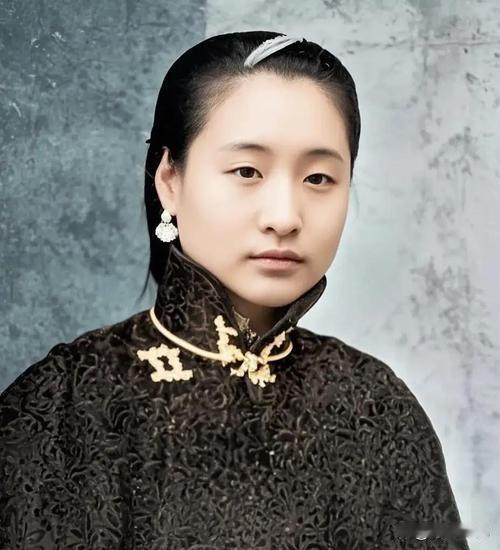 1916年，蔡锷病死了，小情人小凤仙参加完他的葬礼便消失了，直到1998年，她的