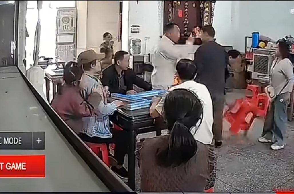 这其实是一个动态视频，这两个人从一开始争执，这个女子就强势逼人！总共拿了三次凳子