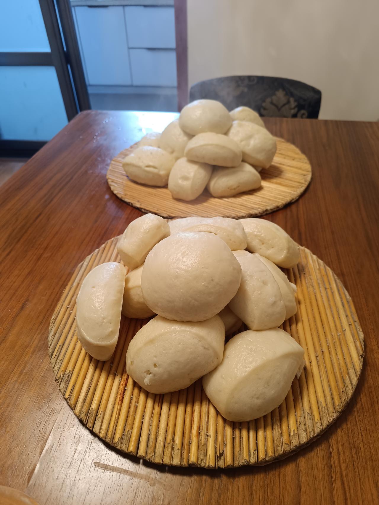 昨天中午，儿媳妇对我说，妈，我想吃手工馍，你给我蒸一锅手工馍吧。我说好呀，你只要