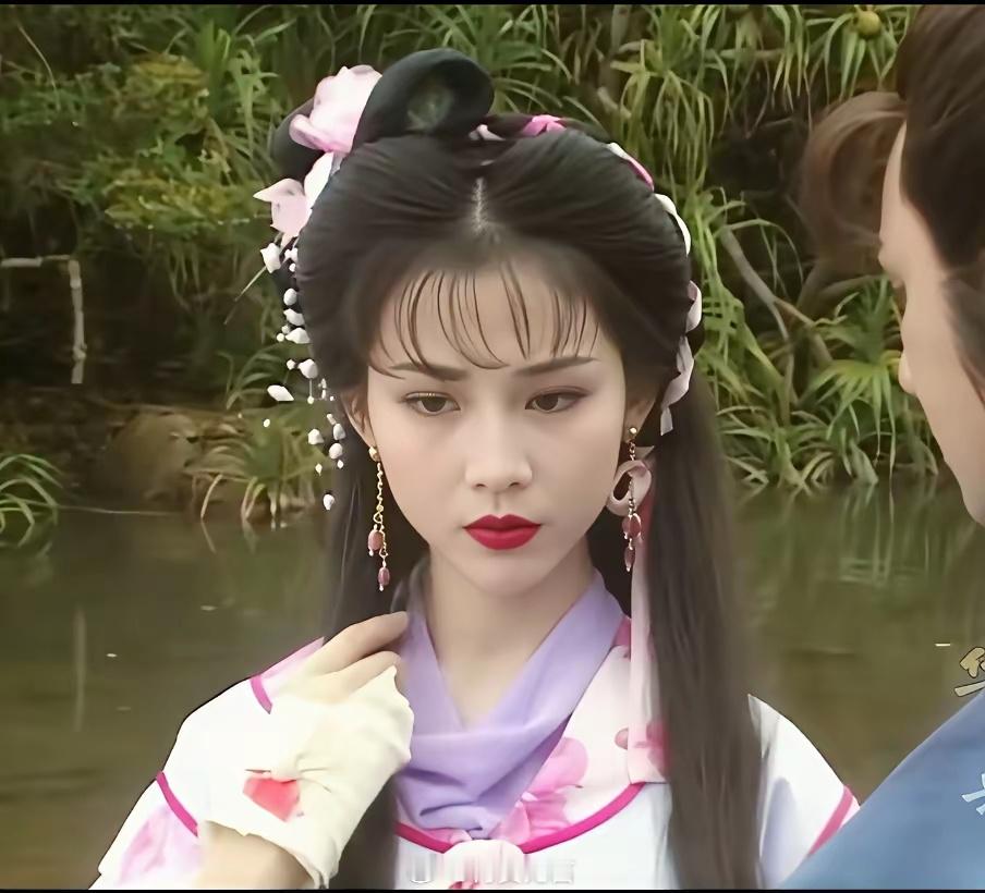 曾经的蔡少芬也是美若天仙啊，可惜岁月是公平的，美人也会老去。