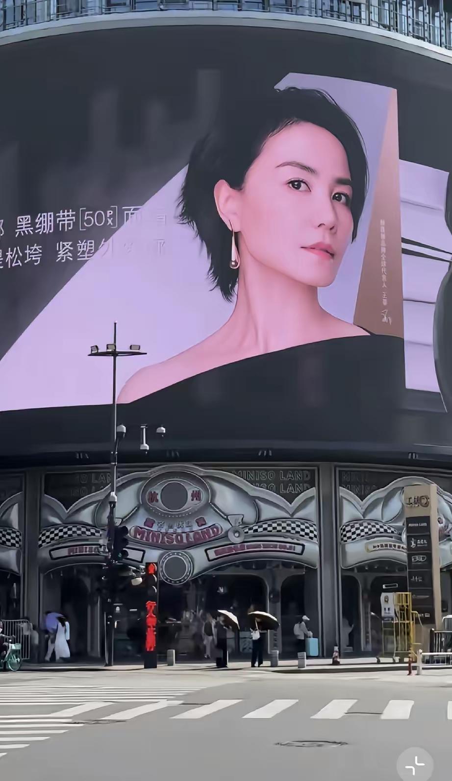 8月4日，王菲全新的赫莲娜广告在西湖边大屏幕上播放，据说68万一条，她颈纹深了，
