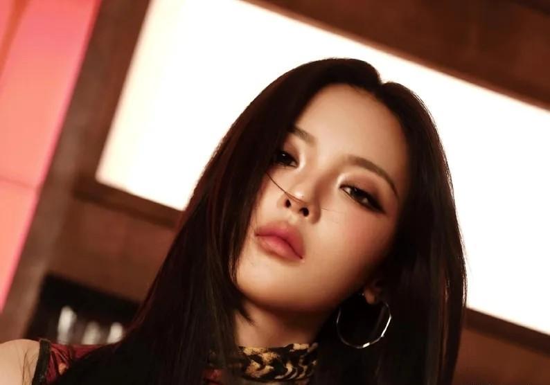 你以为杨超越只是拍了一组圣诞写真？她其实是启动了一台价值320亿美元的经济引擎