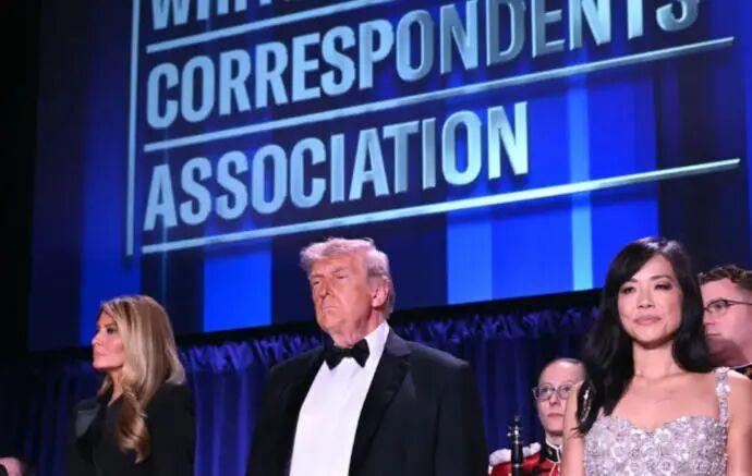 当地时间4月25日，华盛顿希尔顿酒店内，这场一年一度的社交盛会刚上沙拉，还没等主