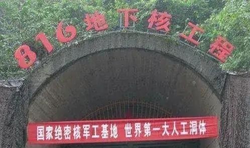 1966年2月，毛主席单独召见周总理。会谈时，主席突然靠近总理，压低声音说道：“