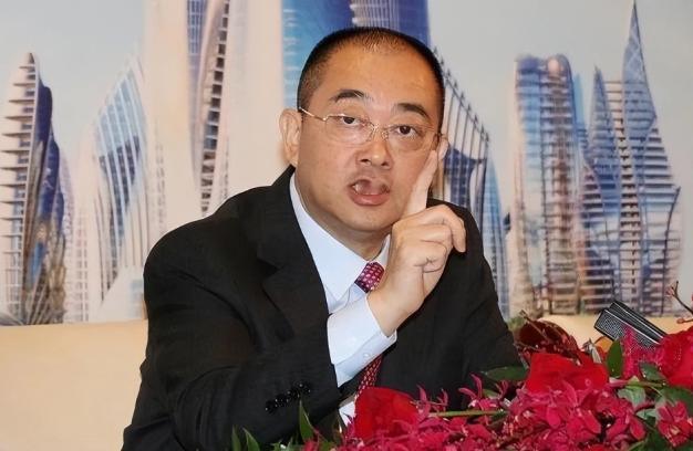 他的工资是每天77万，月薪2300万，他就是恒大集团董事局副主席，兼首席执行官夏