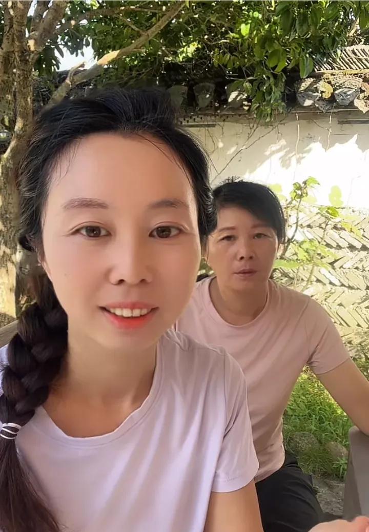 田静真能干，去安徽旅游，还带着货品，昨晚卖货了一会，今天一大早争分夺秒开始卖货，