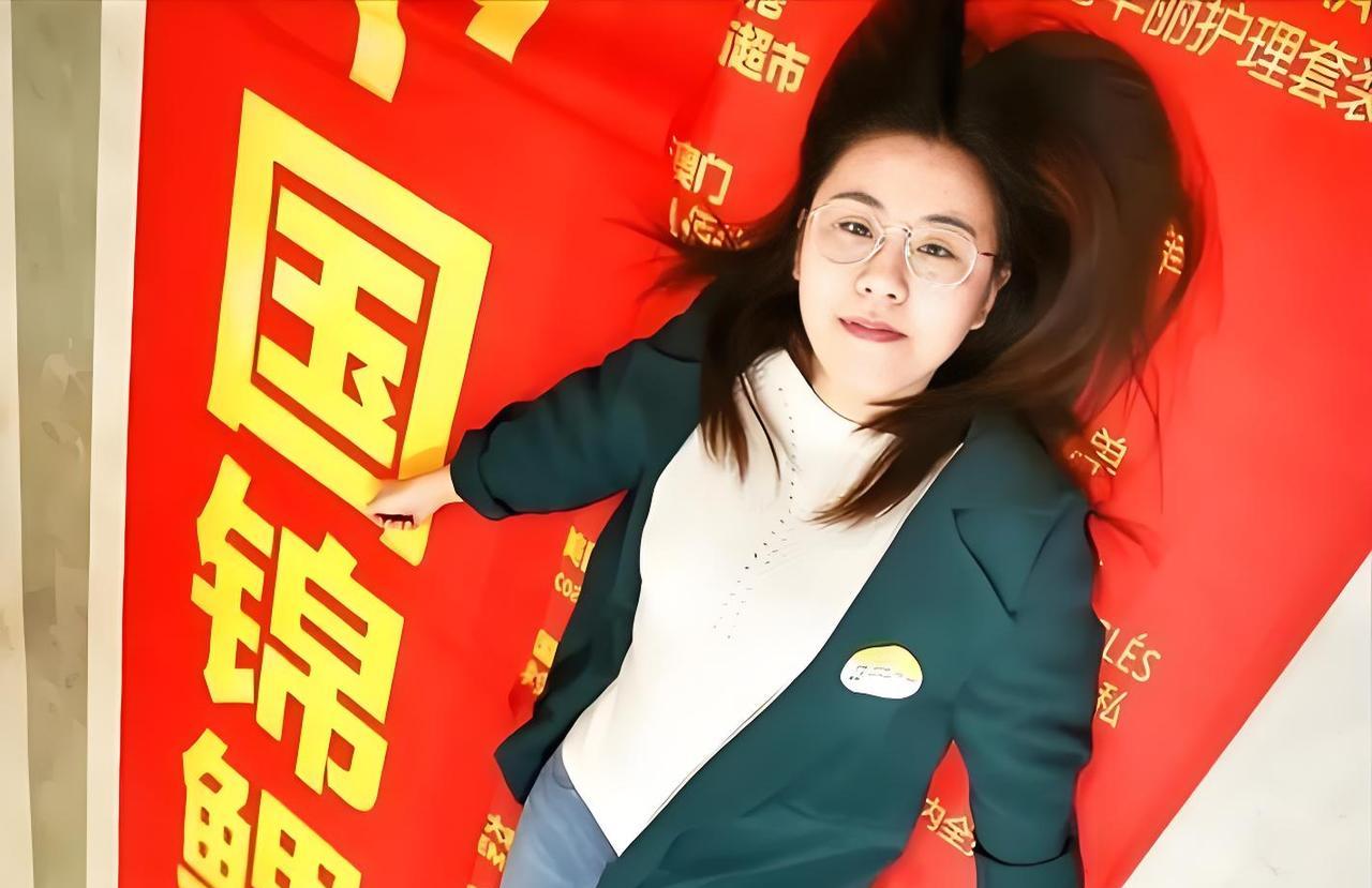 那个被支付宝砸中一个亿大奖的“锦鲤女孩”，如今竟然负债累累，连工作都没找到，她本