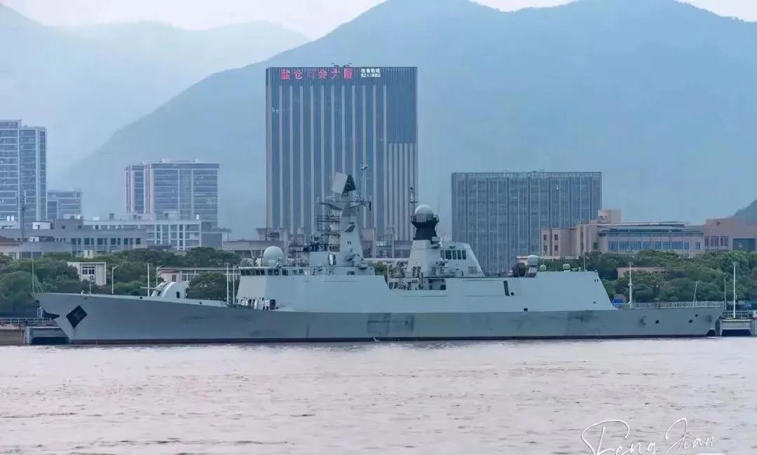 054A护卫舰捧在下单建造！不过它的主炮口径变大了，为100毫米紧凑型舰炮。这